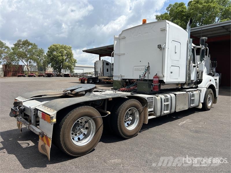 Mack CXXT Titan 6x4 T/A Sleeper Truck Tractor Vilcēji
