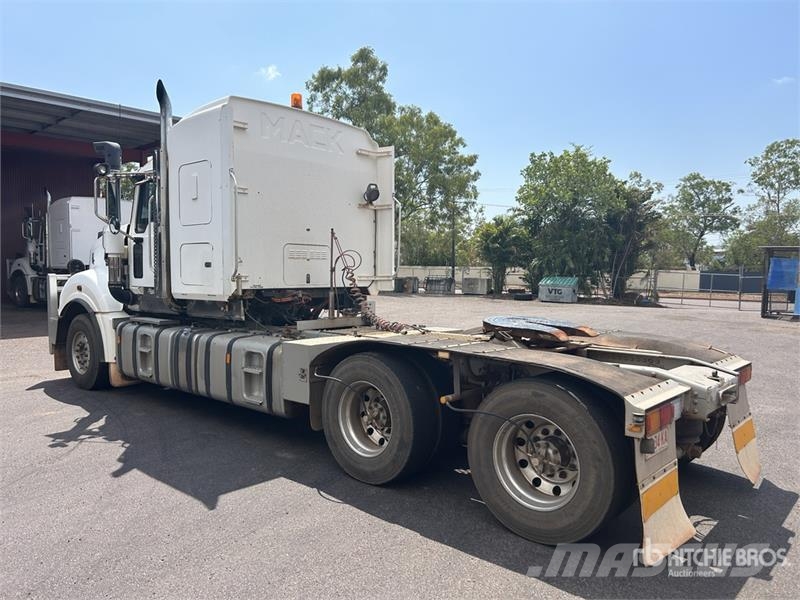 Mack CXXT Titan 6x4 T/A Sleeper Truck Tractor Vilcēji