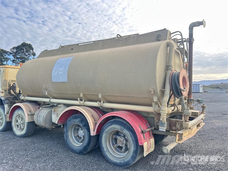 Mack MCR 18000 L 8x4 Twin-Steer Water Truck Camion citerne à eau