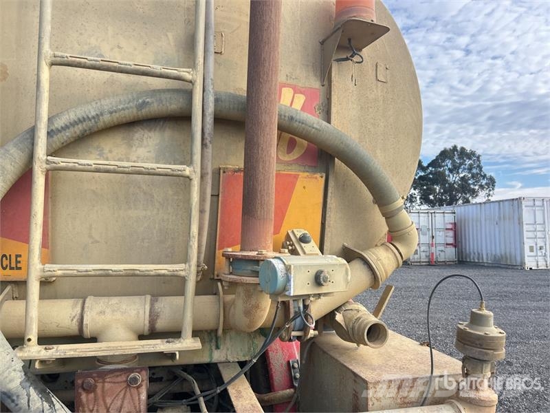 Mack MCR 18000 L 8x4 Twin-Steer Water Truck Camion citerne à eau