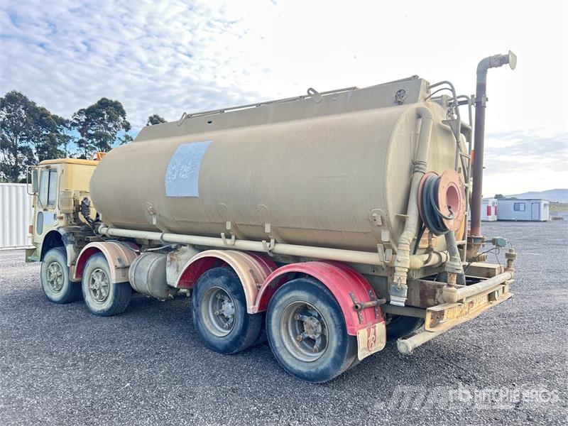 Mack MCR 18000 L 8x4 Twin-Steer Water Truck Camion citerne à eau