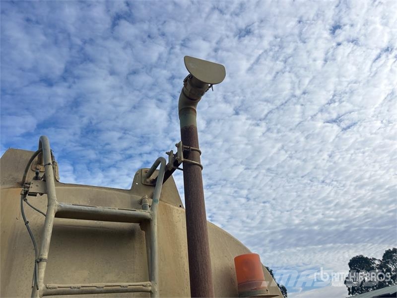 Mack MCR 18000 L 8x4 Twin-Steer Water Truck Camion citerne à eau