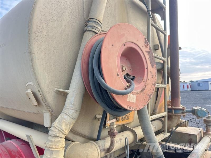 Mack MCR685RST 18000 L 8x4 Twin-Steer Water Truck Water bowser