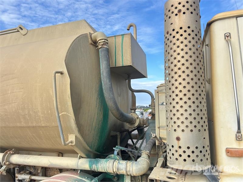Mack MCR685RST 18000 L 8x4 Twin-Steer Water Truck Water bowser