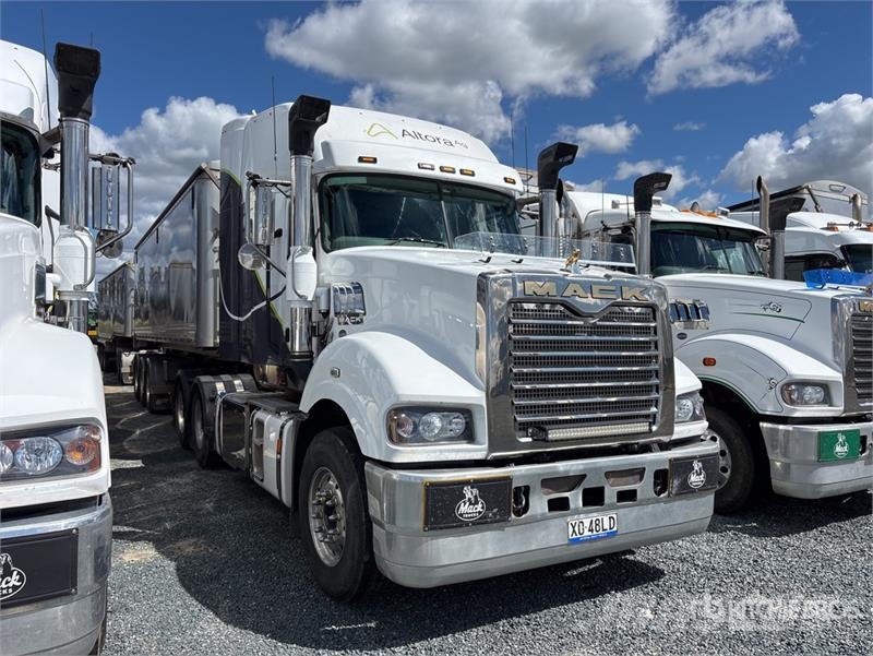 Mack Super-Liner 6x4 T/A Sleeper Truck Tractor Тягачі