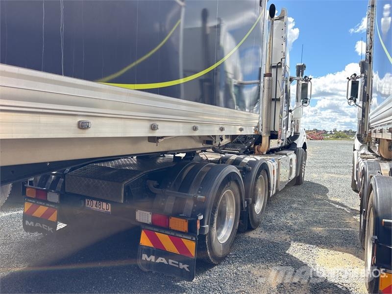 Mack Super-Liner 6x4 T/A Sleeper Truck Tractor Тягачі