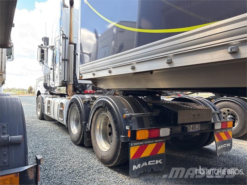 Mack Super-Liner 6x4 T/A Sleeper Truck Tractor Тягачі