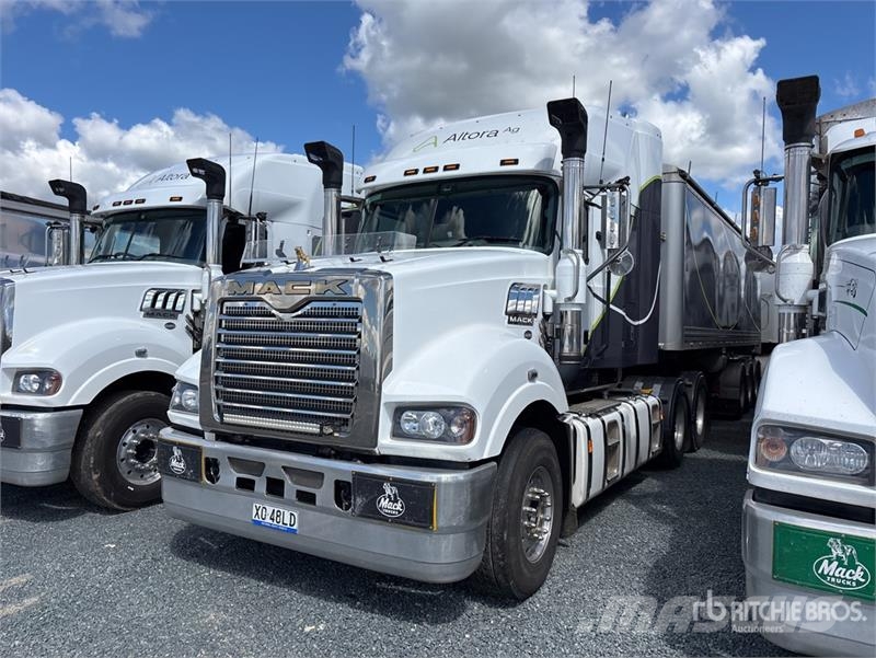 Mack Super-Liner 6x4 T/A Sleeper Truck Tractor Тягачі