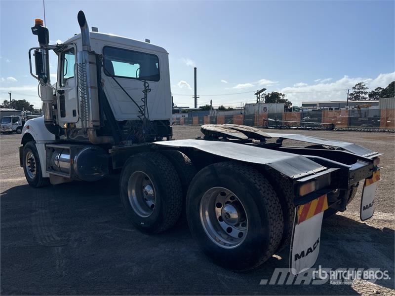 Mack Trident 6x4 T/A Day Cab Truck Tractor Tegljači