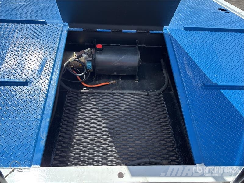 Macol Transport Equipment 7.4 m S/A Equipment Tra Car carrier