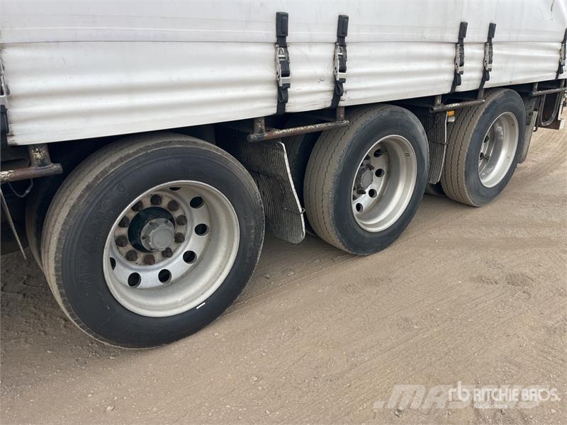 MaxiTrans 13.1 m Tri/A Step Deck Curtain Side Trailer Plachtové přívěsy