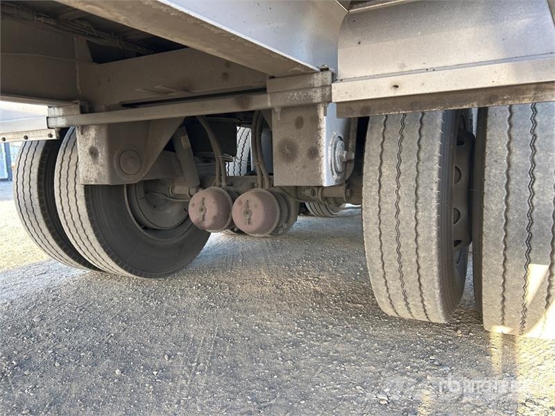 MaxiTrans 13.1 m Tri/A Refrigerated Trailer Chladiarenské návesy