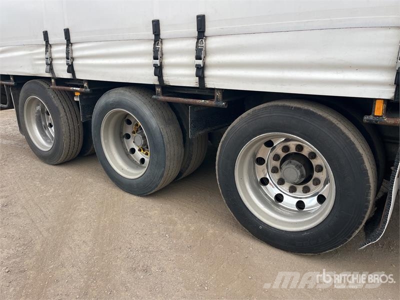 MaxiTrans 13.1 m Tri/A Step Deck Curtain Side Trailer Plachtové přívěsy