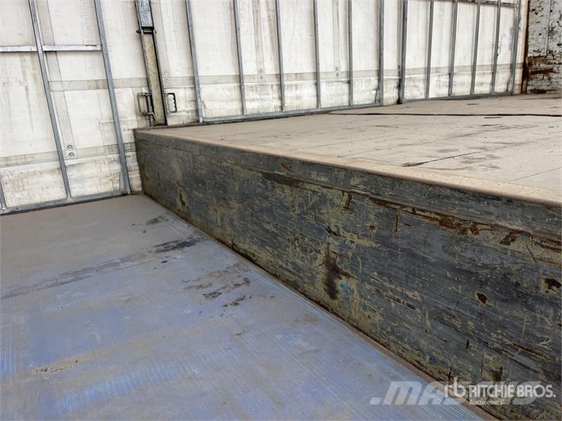 MaxiTrans 13.1 m Tri/A Step Deck Curtain Side Trailer Plachtové přívěsy