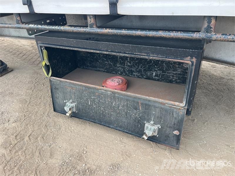 MaxiTrans 13.1 m Tri/A Step Deck Curtain Side Trailer Plachtové přívěsy
