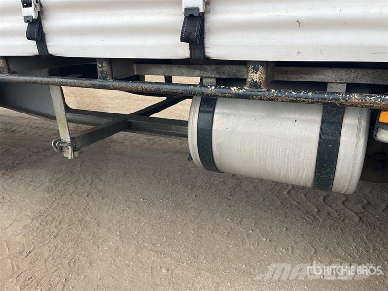 MaxiTrans 13.1 m Tri/A Step Deck Curtain Side Trailer Plachtové přívěsy