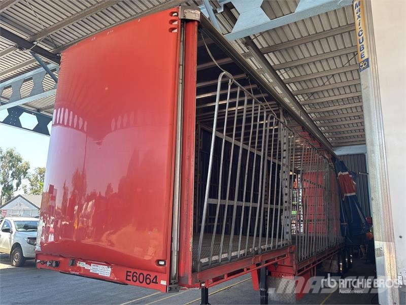 MaxiTrans 13.2 m Tri/A Step Deck Curtain Side Trailer Curtainsider trailers