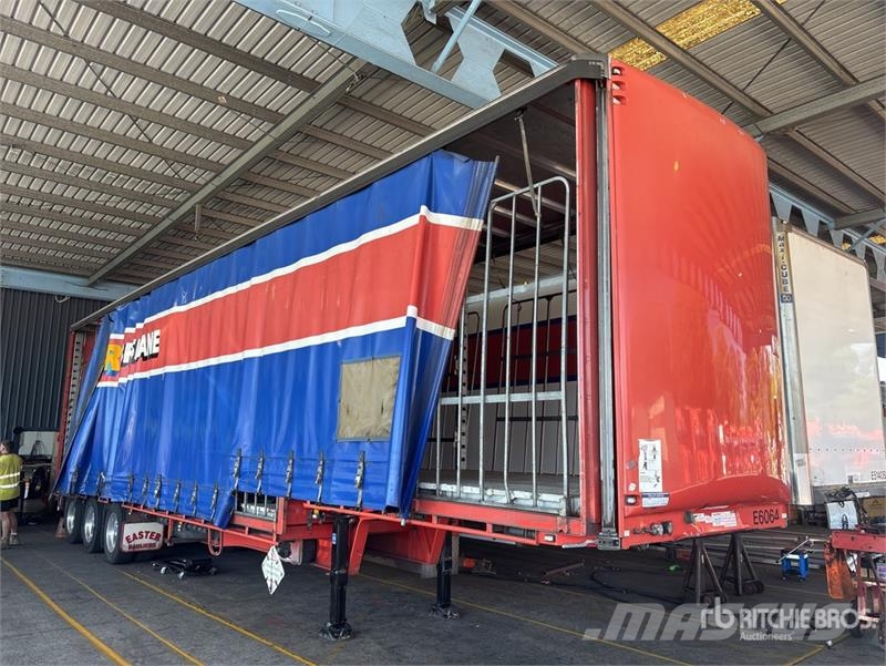 MaxiTrans 13.2 m Tri/A Step Deck Curtain Side Trailer Curtainsider trailers