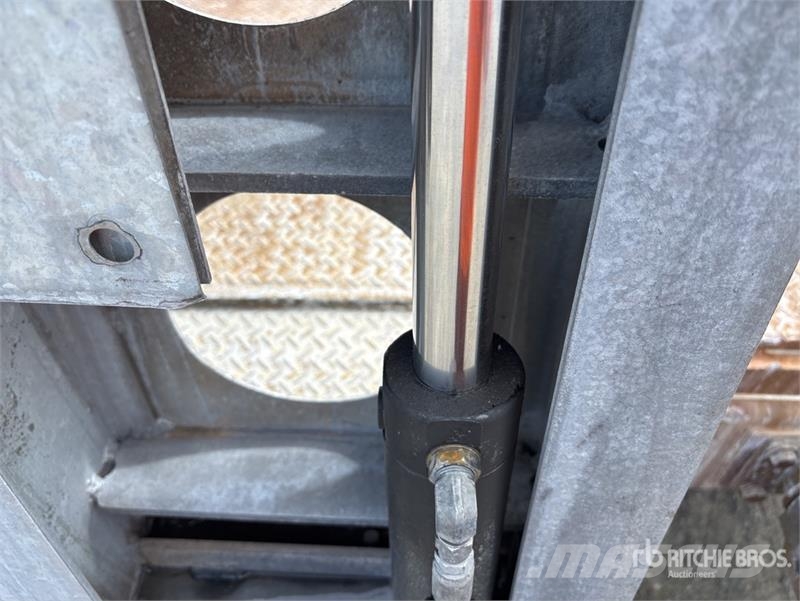 MaxiTrans 13.2 m Tri/A Step Deck Trailer 平板拖车