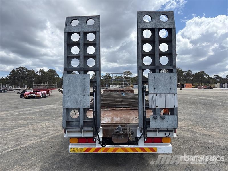 MaxiTrans 13.2 m Tri/A Step Deck Trailer 平板拖车