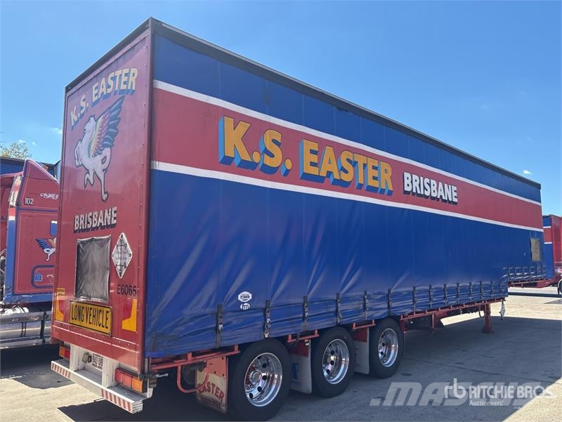 MaxiTrans 13.2 m Tri/A Step Deck Curtain Side Trailer Curtainsider trailers