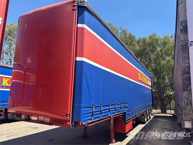 MaxiTrans 13.2 m Tri/A Step Deck Curtain Side Trailer Curtainsider trailers