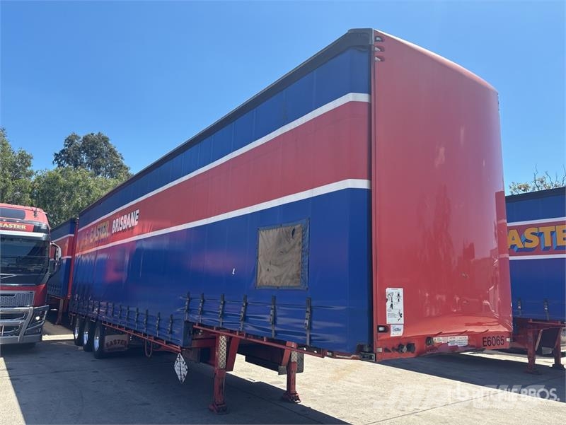 MaxiTrans 13.2 m Tri/A Step Deck Curtain Side Trailer Curtainsider trailers