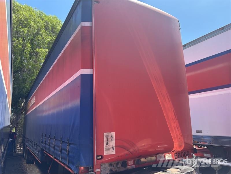 MaxiTrans 13.2 m Tri/A Step Deck Curtain Side Trailer Curtainsider trailers