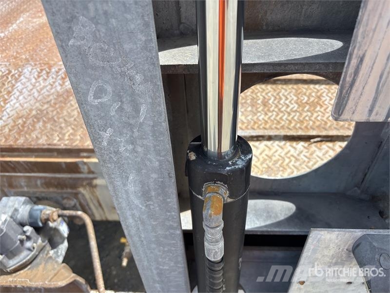 MaxiTrans 13.2 m Tri/A Step Deck Trailer 平板拖车