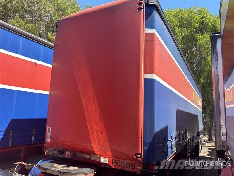 MaxiTrans 13.2 m Tri/A Step Deck Curtain Side Trailer Curtainsider trailers