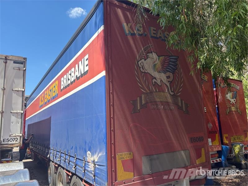 MaxiTrans 13.2 m Tri/A Step Deck Curtain Side Trailer Curtainsider trailers