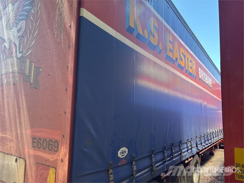 MaxiTrans 13.2 m Tri/A Step Deck Curtain Side Trailer Curtainsider trailers