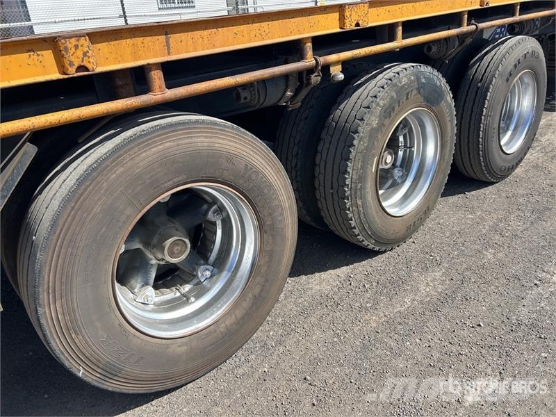 MaxiTrans 13.4 m Tri/A Flatbed Trailer Lavaperävaunut
