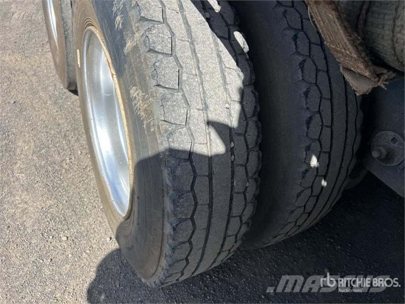 MaxiTrans 13.4 m Tri/A Flatbed Trailer Lavaperävaunut
