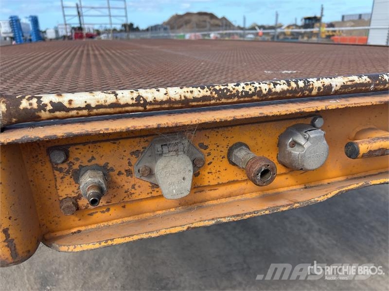 MaxiTrans 13.4 m Tri/A Flatbed Trailer Lavaperävaunut