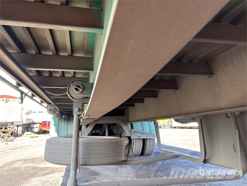 MaxiTrans 13.4 m Tri/A Curtain Side Trailer Ponyvás pótkocsik