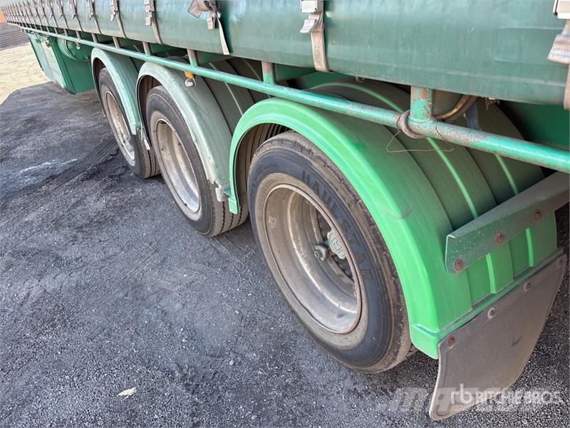 MaxiTrans 13.4 m Tri/A Curtain Side Trailer Ponyvás pótkocsik