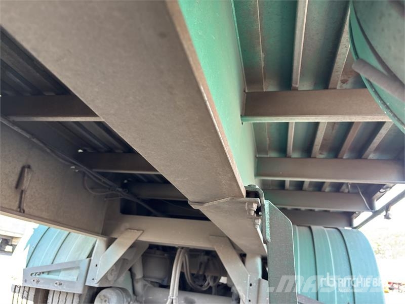 MaxiTrans 13.4 m Tri/A Curtain Side Trailer Ponyvás pótkocsik