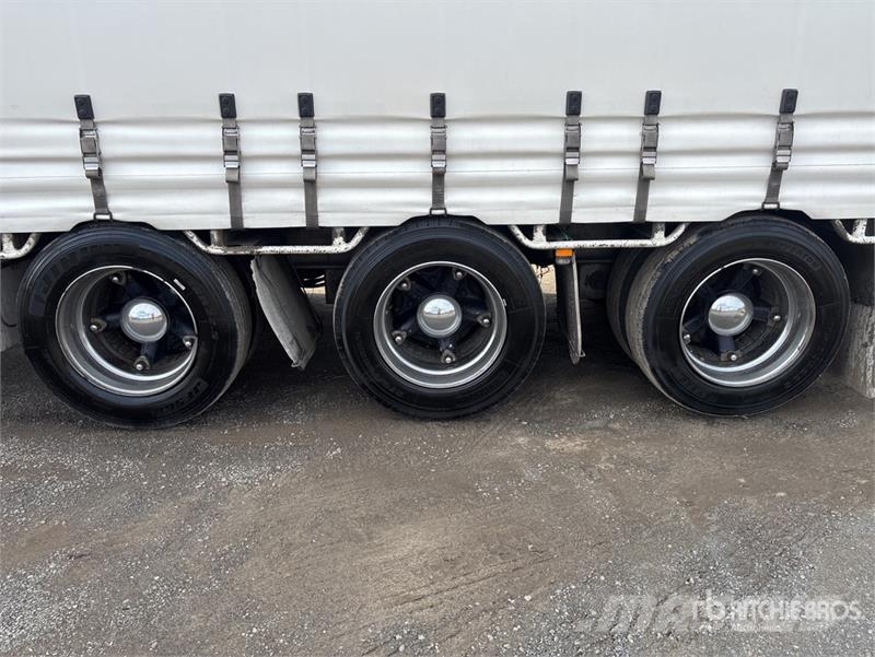 MaxiTrans 13.4 m Tri/A Step Deck Curtain Side Trailer Curtainsider trailers