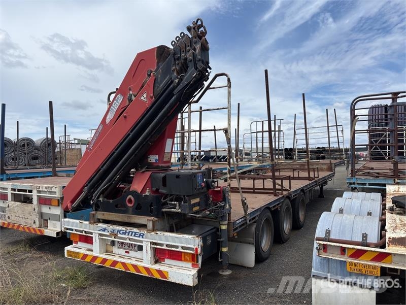 MaxiTrans 13.5 m Tri/A 2015 Knuckle Crane Step Deck Trailer Низькорамні причепи