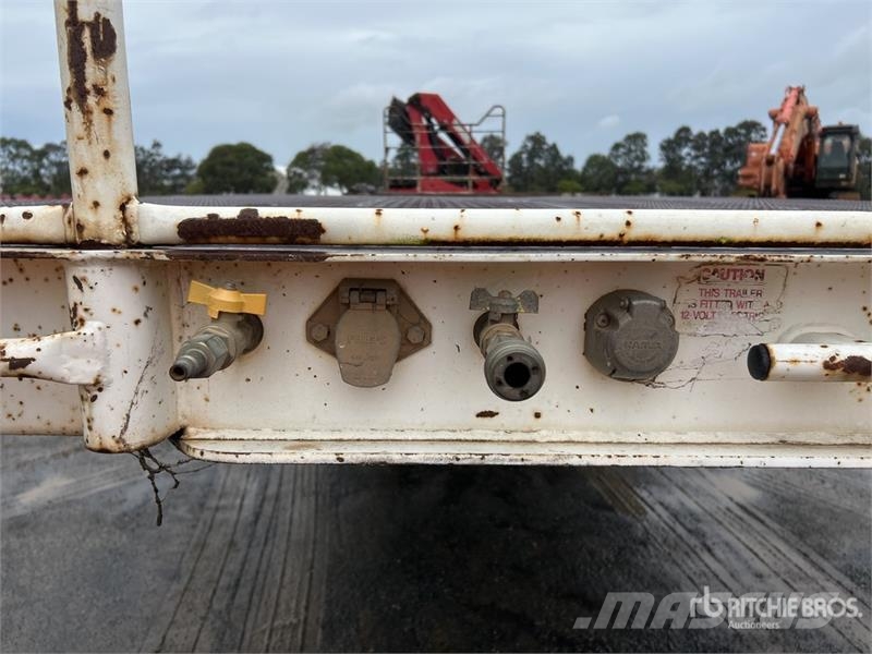 MaxiTrans 13.6 m Tri/A 2015 Knuckle Crane Step Deck Trailer Caricatore basso