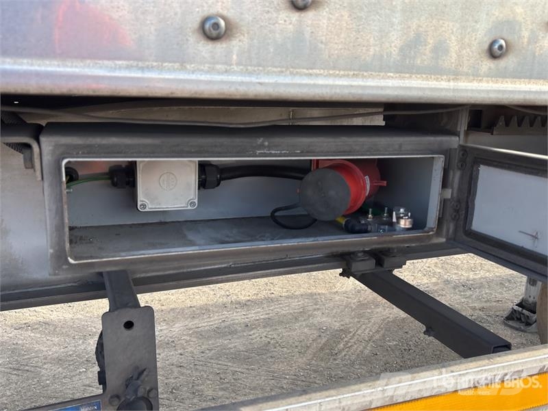 MaxiTrans 7.6 m B-Double Lead Rollback Tri/A Refrigerated Tr Hűtős félpótkocsik