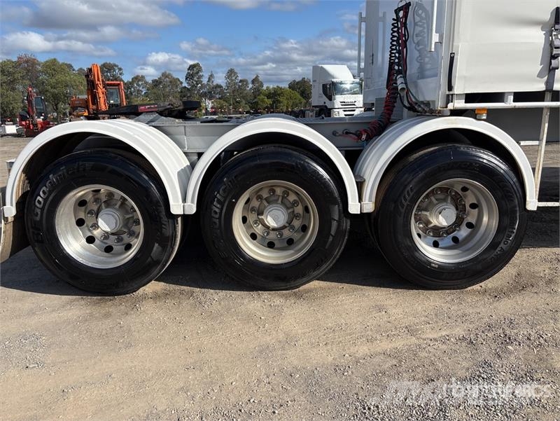 MaxiTrans 9.8 m Tri/A B-Double Lead Curtain Side Trailer Curtainsider trailers