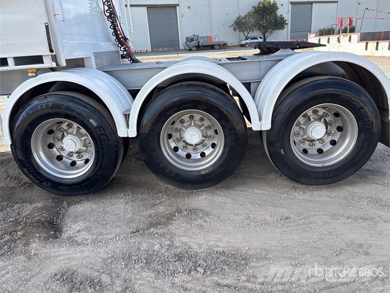 MaxiTrans 9.8 m Tri/A B-Double Lead Curtain Side Trailer Curtainsider trailers