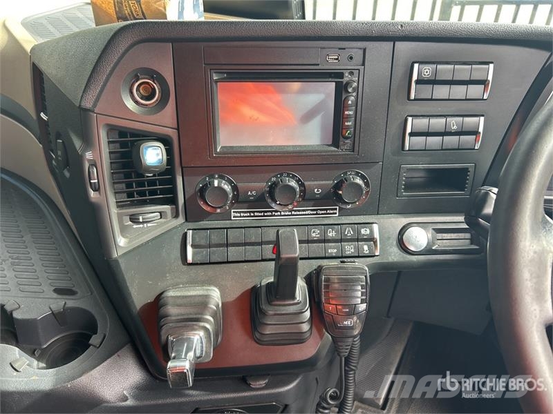 Mercedes-Benz 2653 6x4 T/A Sleeper Truck Tractor Nyergesvontatók