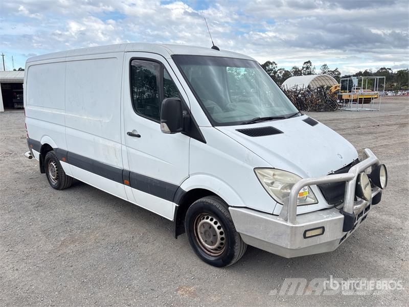 Mercedes-Benz Sprinter 4x2 Van Truck Tovornjaki zabojniki