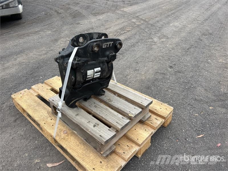 Miller DX27 GTT Hydraulic Tilting Excavator Coupler (Unus Quick connectors