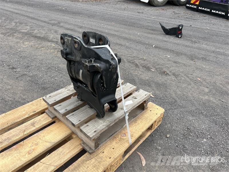Miller DX27 GTT Hydraulic Tilting Excavator Coupler (Unus Quick connectors