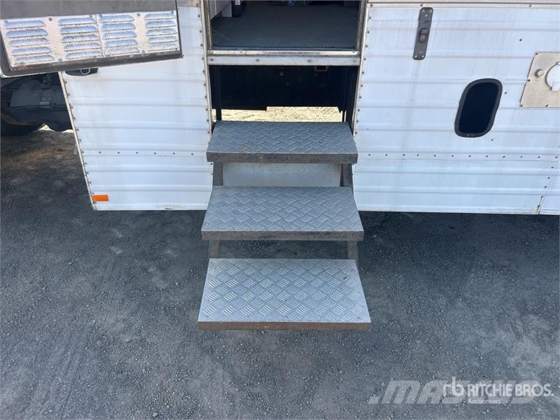 Mitsubishi FM515 4x2 Crew Cab Livestock Truck Citi