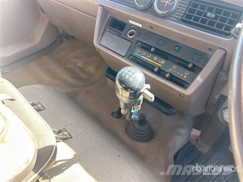 Mitsubishi FM515 4x2 Crew Cab Livestock Truck Citi